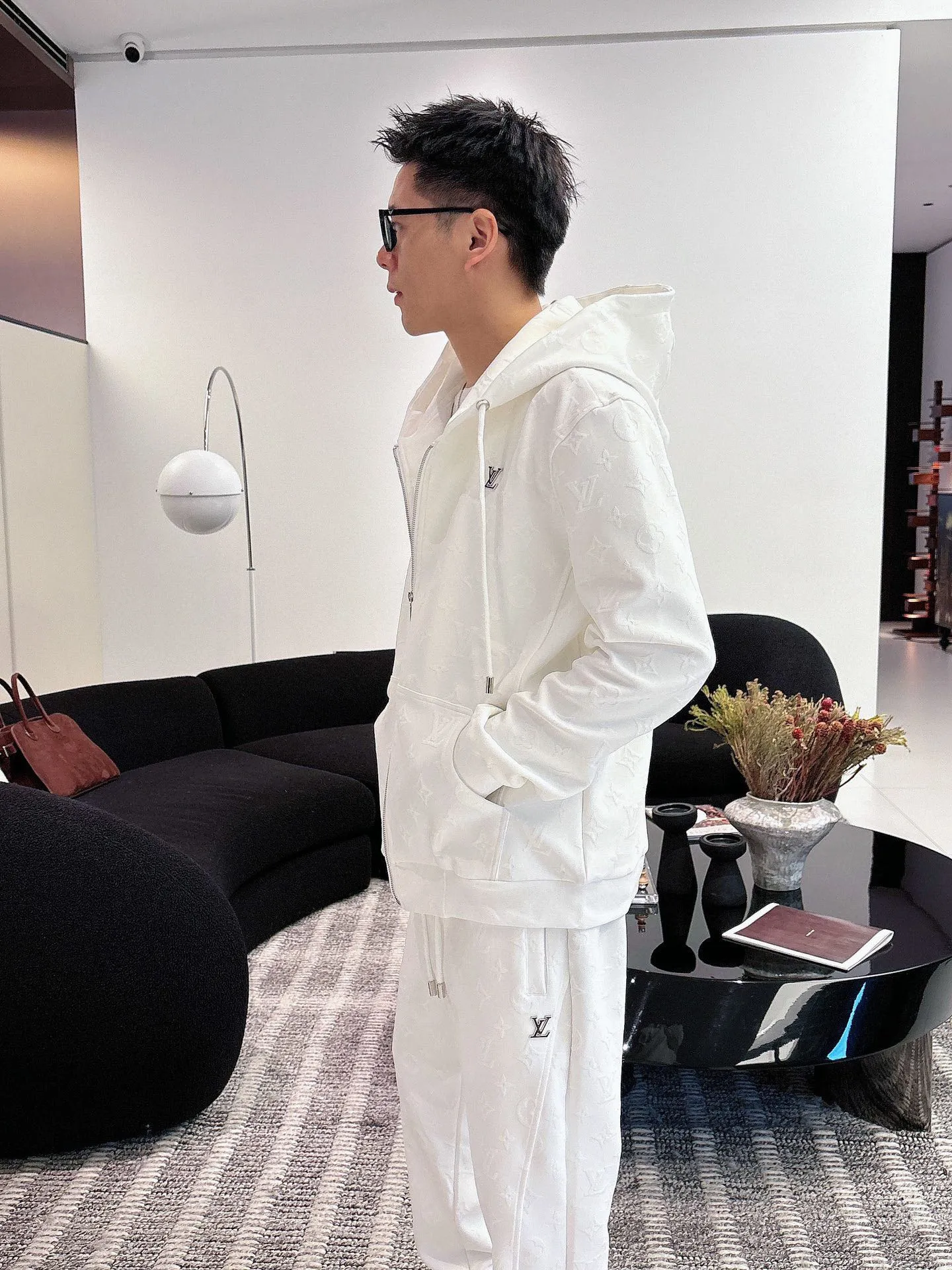 🅿️720 [LV Louis Vuitton] hot-selling suit is coming. Focus on the original version of the official website. 2025 new hot-selling cardigan and sweatshirt suit. The original order is the best. 🇭🇰The meticulous work of top designers. It has a fitting and perfect upper body effect. All-natural high-quality Tencel Roman cotton 100%, close-fitting comfort, noble and elegant! Original hardware embodies elegance and nobility! Counter size: M-3XL (maximum wear up to 190 pounds)
